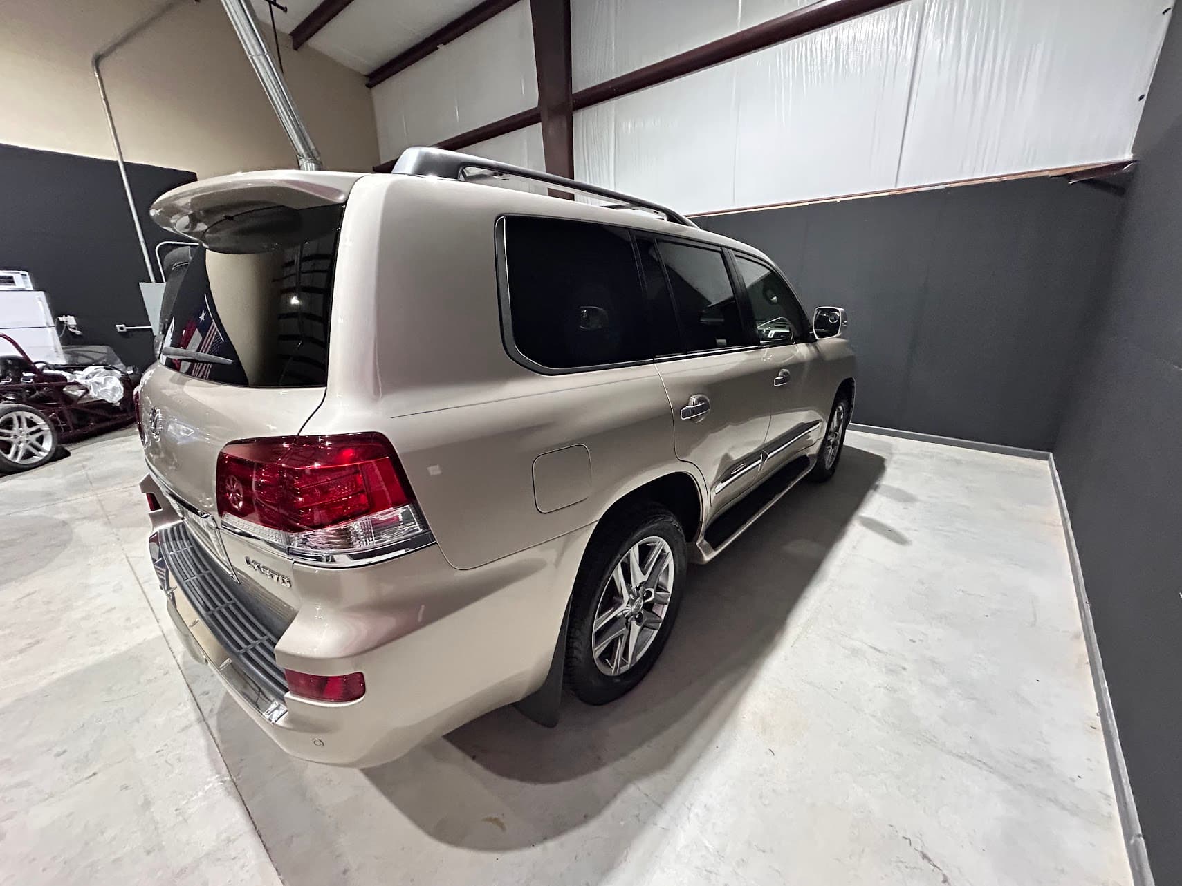 2013 Lexus LX 570 photo 2 of 15