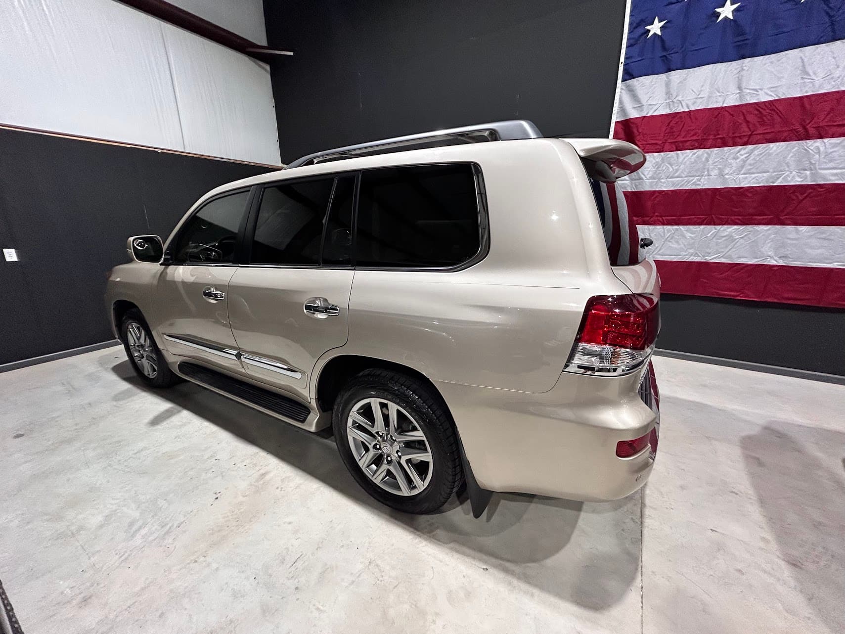 2013 Lexus LX 570 photo 3 of 15