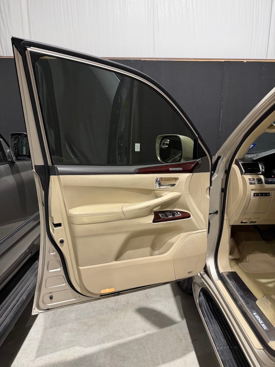 2013 Lexus LX 570 photo 6 of 15