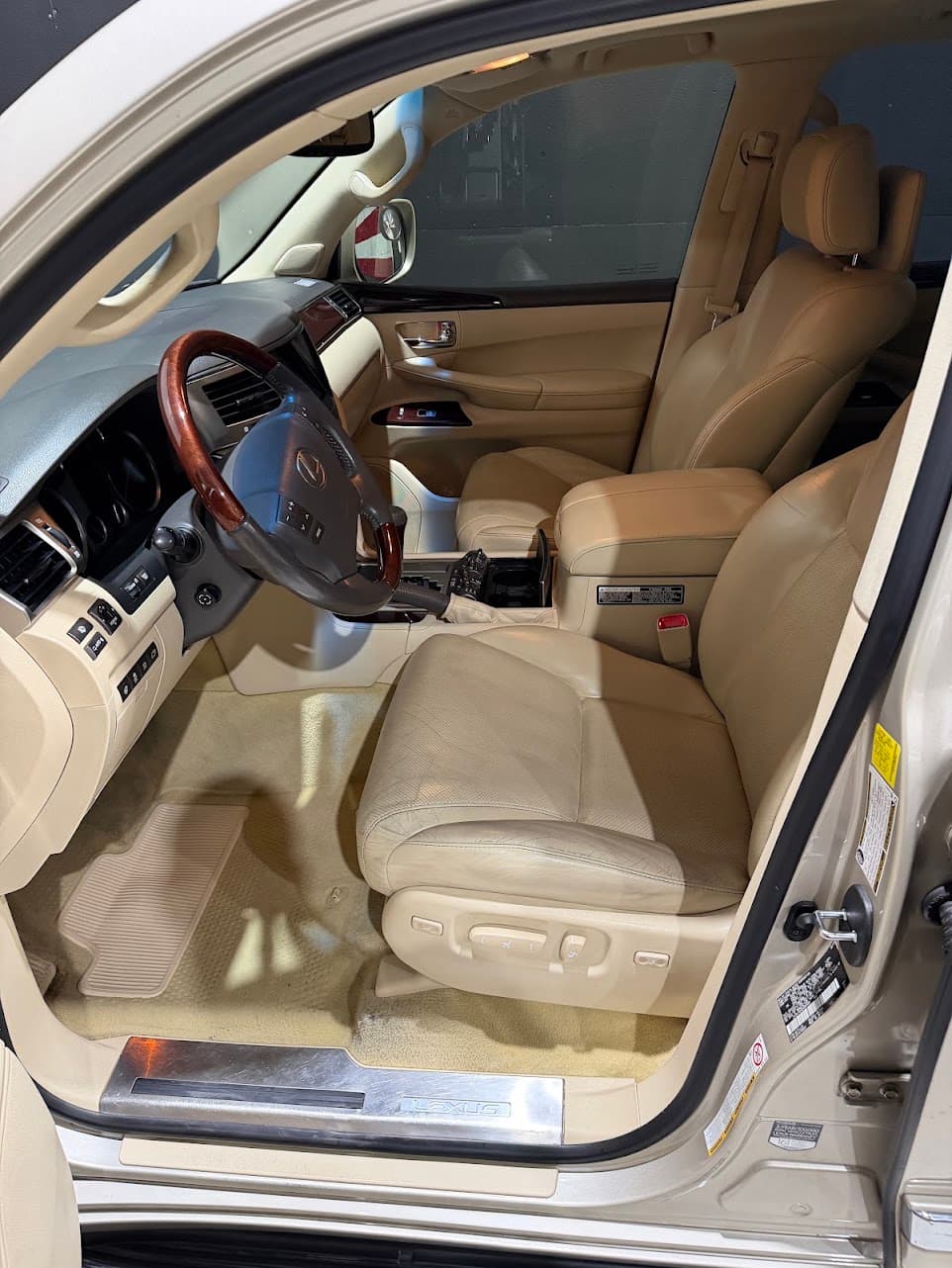 2013 Lexus LX 570 photo 10 of 15